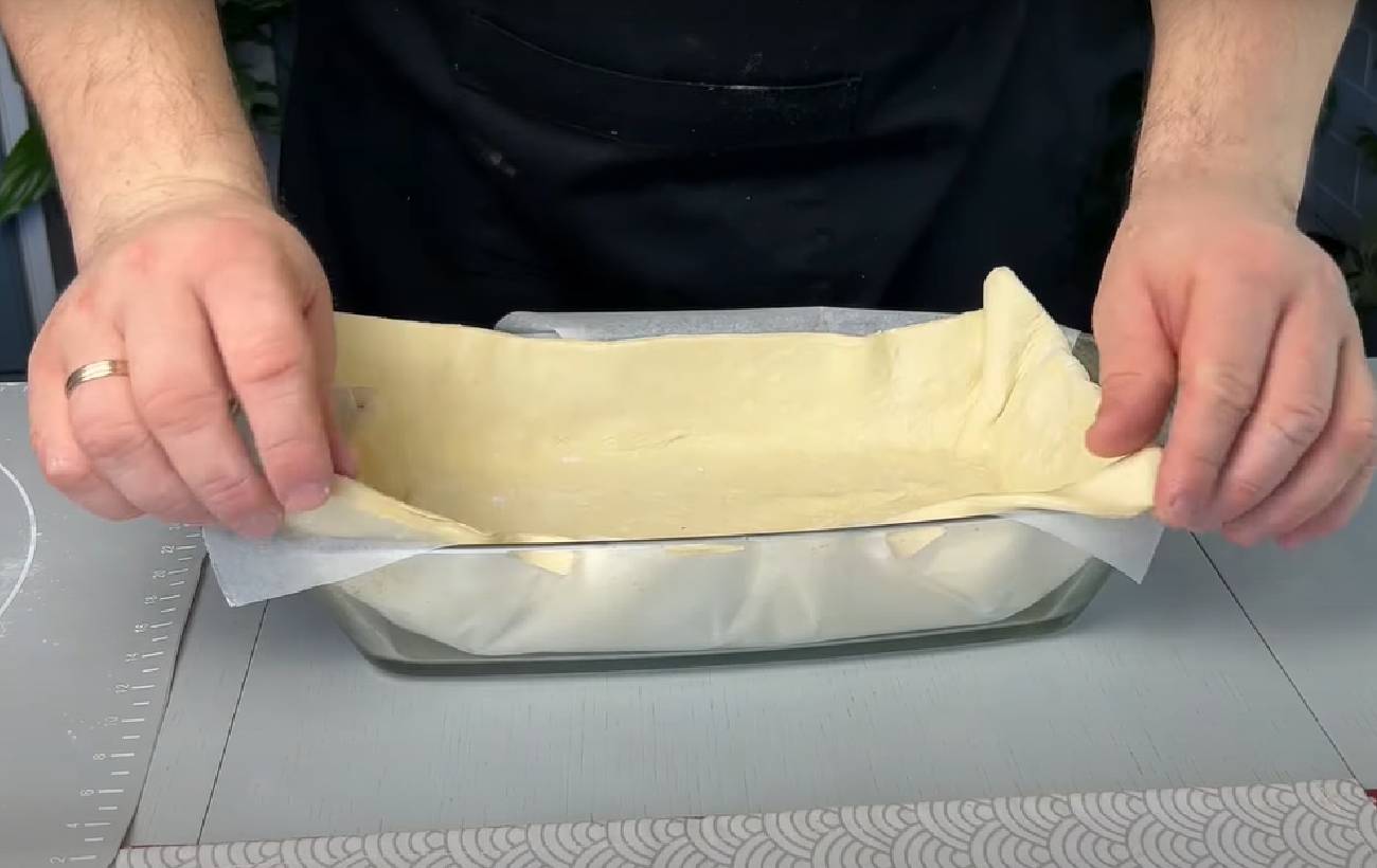 Пиріг з сиром та грибами: рецепт ситної випічки на листковому тісті